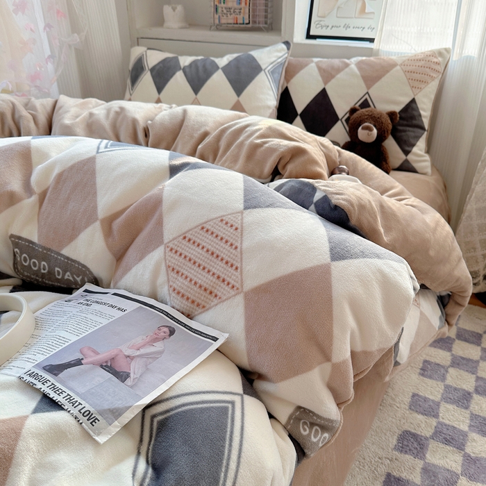 91家纺网 家纺一手货源 找家纺 繁花家居 2025新款200克牛奶绒小清新卡通复古风三件套四件套 变幻菱格