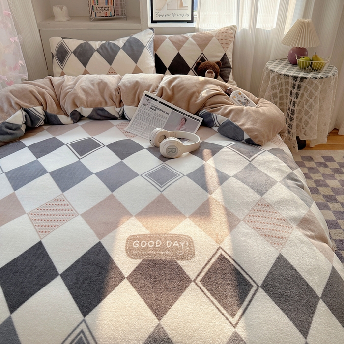 91家纺网 家纺一手货源 找家纺 繁花家居 2025新款200克牛奶绒小清新卡通复古风三件套四件套 变幻菱格