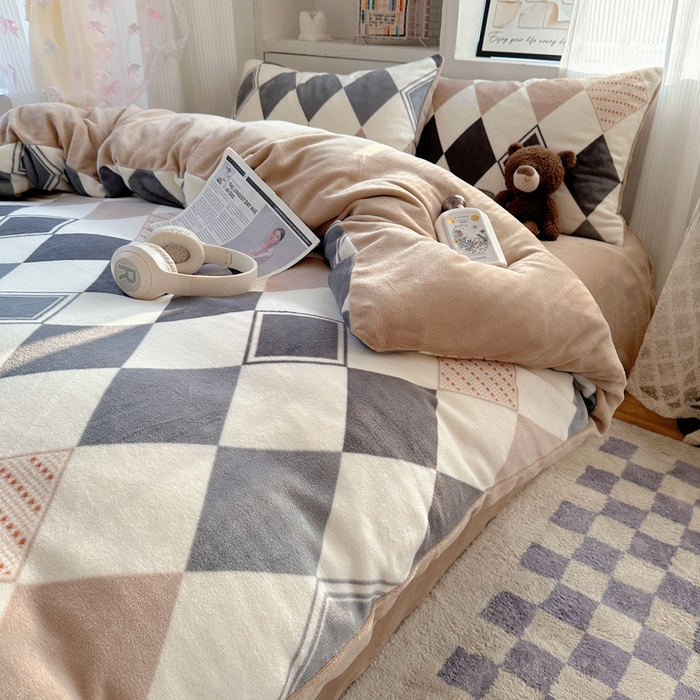 91家纺网 家纺一手货源 找家纺 繁花家居 2025新款200克牛奶绒小清新卡通复古风三件套四件套 变幻菱格