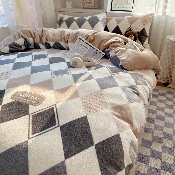 91家纺网 家纺一手货源 找家纺 繁花家居 2025新款200克牛奶绒小清新卡通复古风三件套四件套 变幻菱格