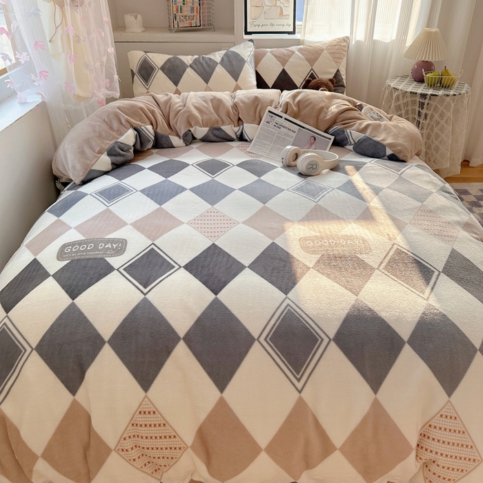 91家纺网 家纺一手货源 找家纺 繁花家居 2025新款200克牛奶绒小清新卡通复古风三件套四件套 变幻菱格