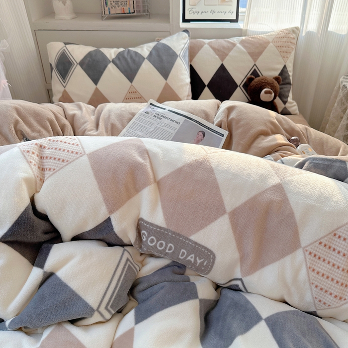 91家纺网 家纺一手货源 找家纺 繁花家居 2025新款200克牛奶绒小清新卡通复古风三件套四件套 变幻菱格