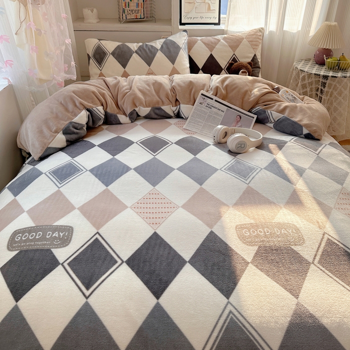 91家纺网 家纺一手货源 找家纺 繁花家居 2025新款200克牛奶绒小清新卡通复古风三件套四件套 变幻菱格