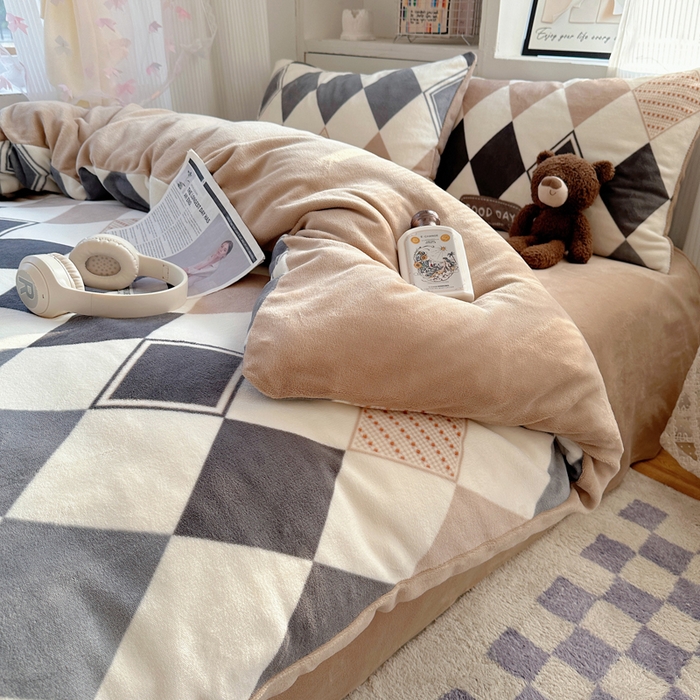 91家纺网 家纺一手货源 找家纺 繁花家居 2025新款200克牛奶绒小清新卡通复古风三件套四件套 变幻菱格