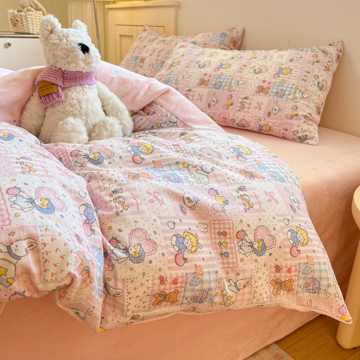 91家纺网 家纺一手货源 找家纺 麦伦家居 2025秋冬新款多功能床品全棉+牛奶绒印花四件套 小萝莉粉