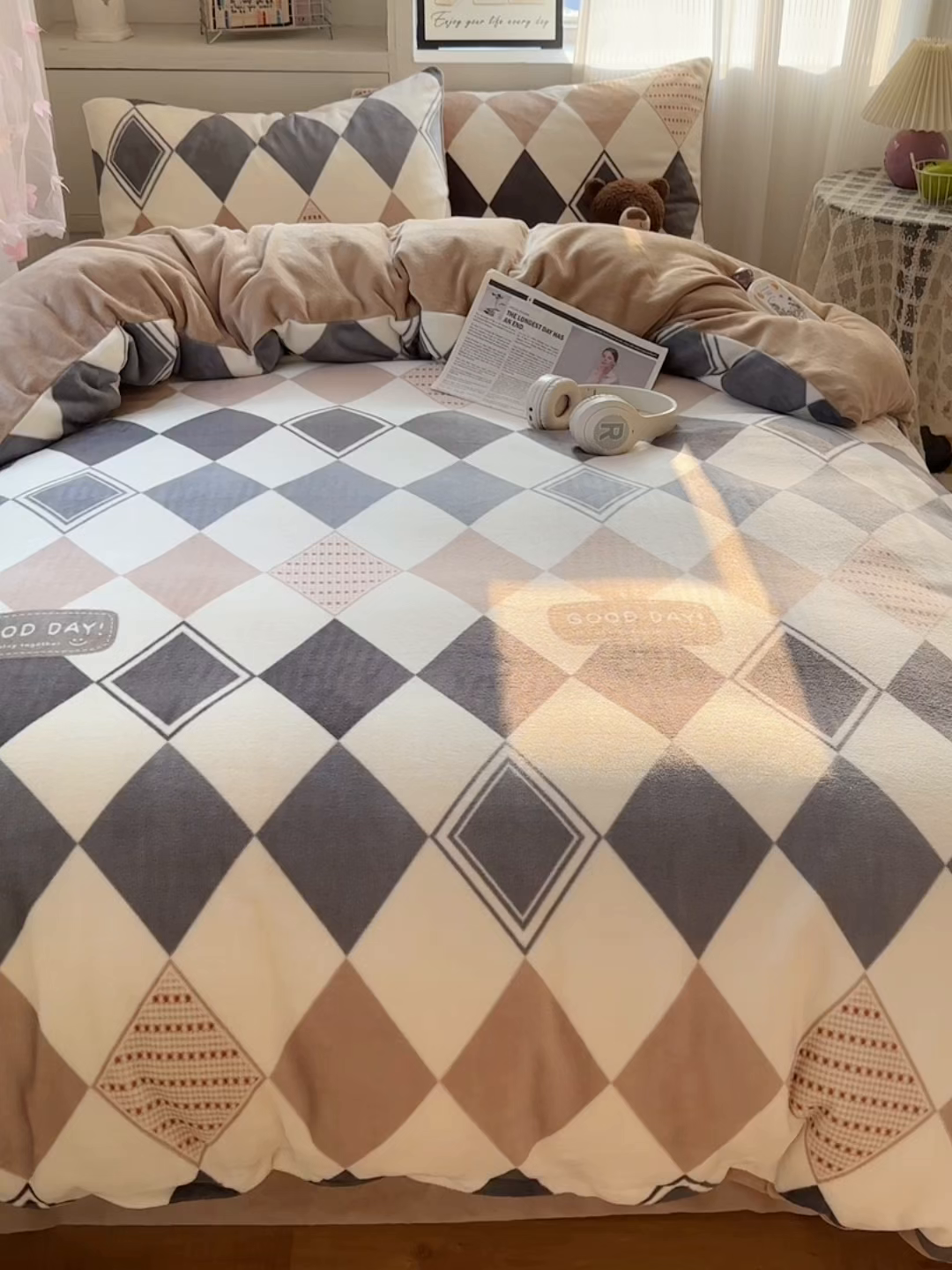 91家纺网 家纺一手货源 找家纺 繁花家居 2025新款200克牛奶绒小清新卡通复古风三件套四件套 变幻菱格