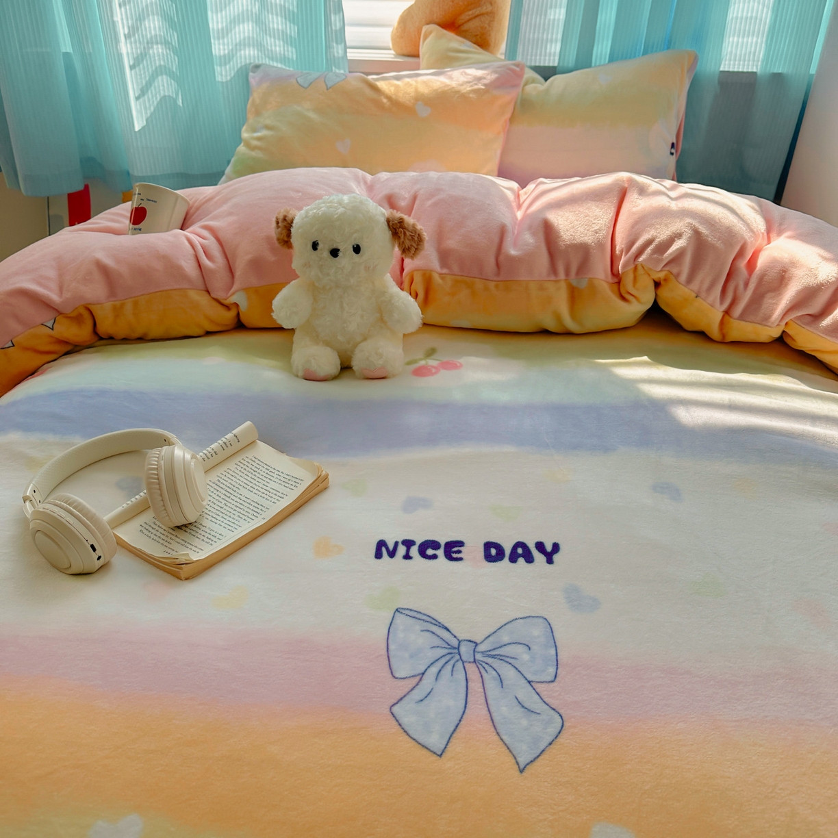 91家纺网 家纺一手货源 找家纺 繁花家居 2025新款200克牛奶绒小清新卡通复古风三件套四件套 彩虹草莓