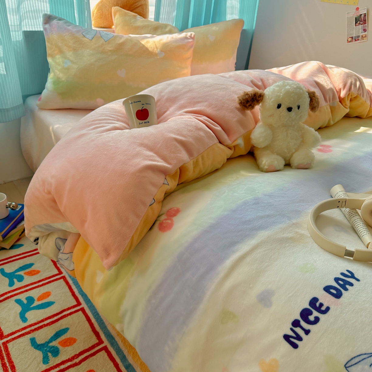 91家纺网 家纺一手货源 找家纺 繁花家居 2025新款200克牛奶绒小清新卡通复古风三件套四件套 彩虹草莓