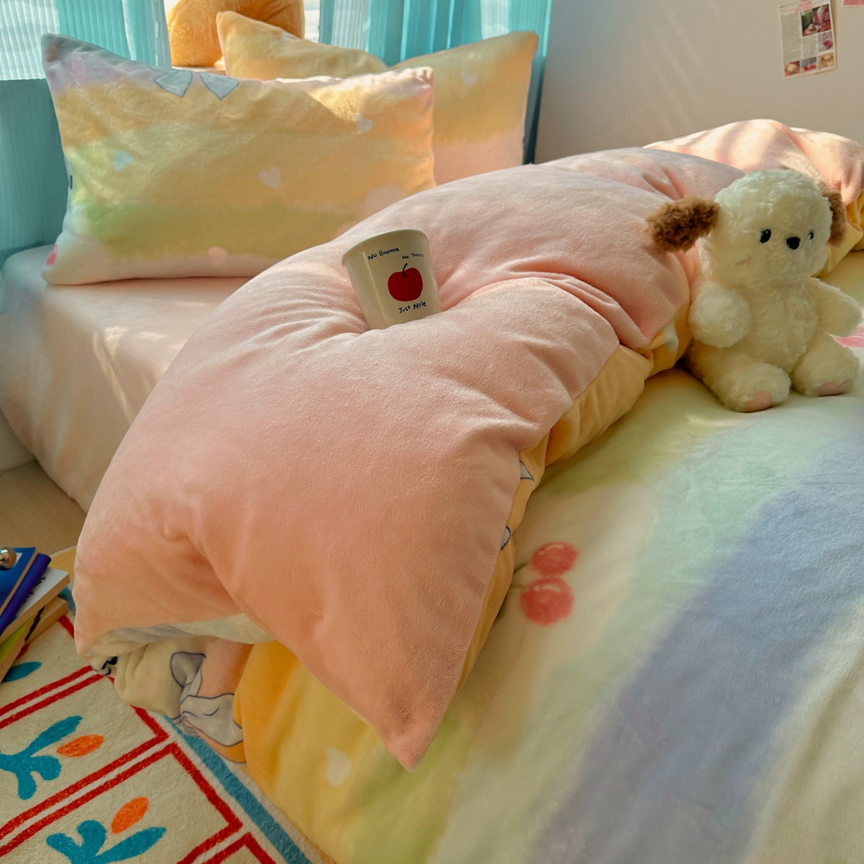 91家纺网 家纺一手货源 找家纺 繁花家居 2025新款200克牛奶绒小清新卡通复古风三件套四件套 彩虹草莓