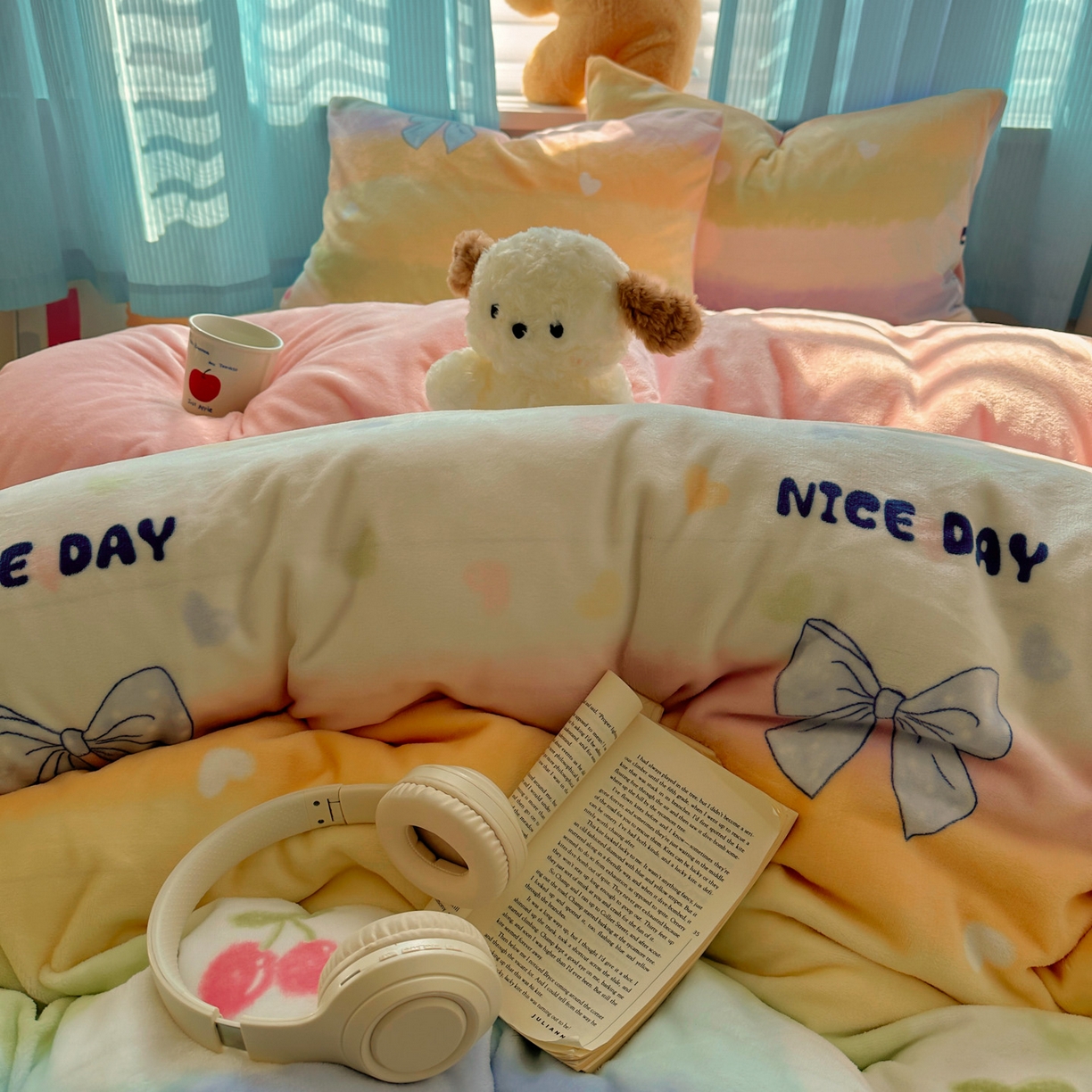 91家纺网 家纺一手货源 找家纺 繁花家居 2025新款200克牛奶绒小清新卡通复古风三件套四件套 彩虹草莓