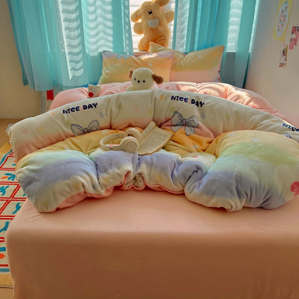 91家纺网 家纺一手货源 找家纺 繁花家居 2025新款200克牛奶绒小清新卡通复古风三件套四件套 彩虹草莓