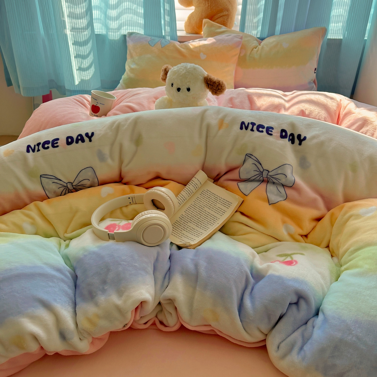 91家纺网 家纺一手货源 找家纺 繁花家居 2025新款200克牛奶绒小清新卡通复古风三件套四件套 彩虹草莓