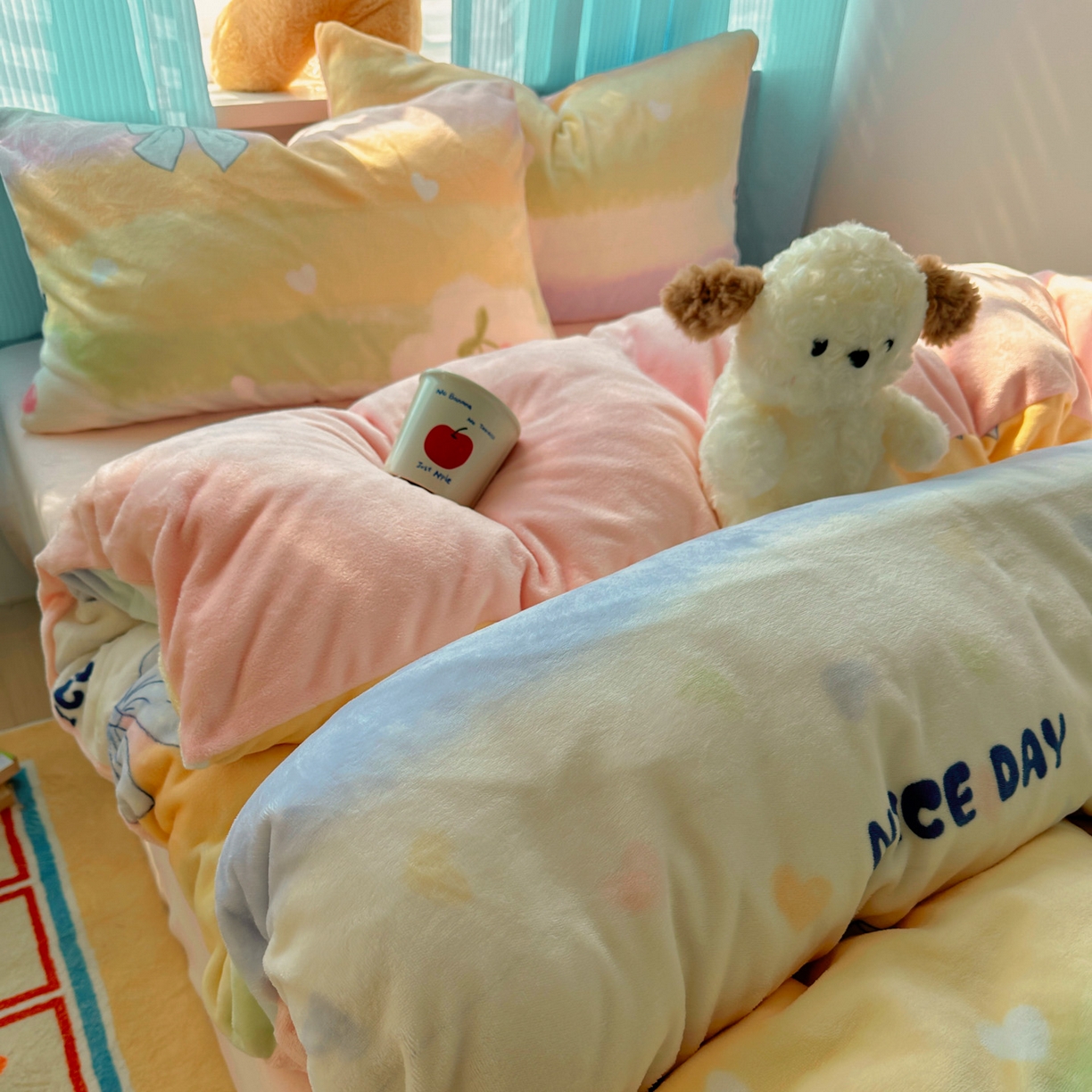 91家纺网 家纺一手货源 找家纺 繁花家居 2025新款200克牛奶绒小清新卡通复古风三件套四件套 彩虹草莓