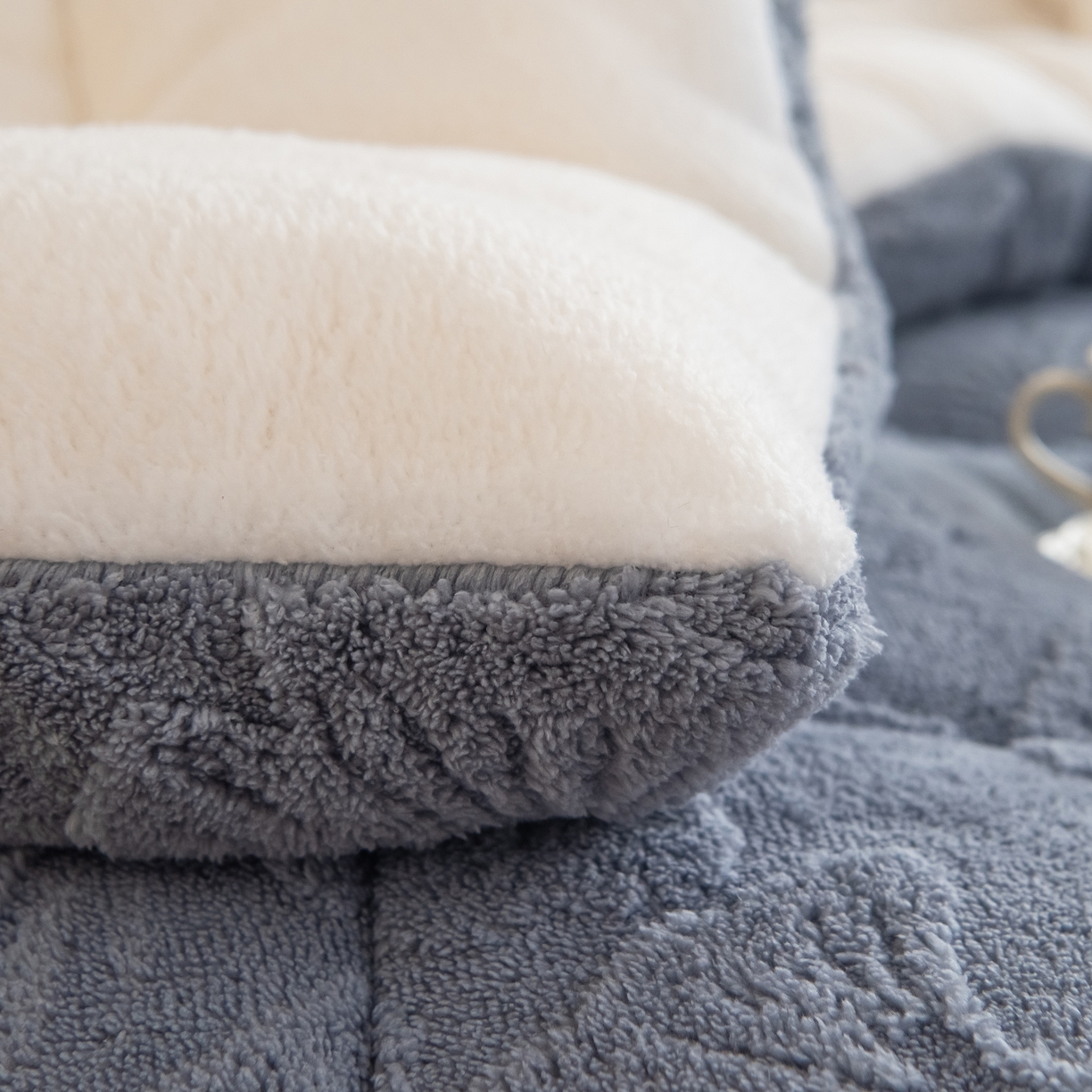 91家纺网 家纺一手货源 找家纺 畅销被业 2025新款塔芙绒羊羔绒提花冬被子被芯-小银杏叶系列 小银杏叶-浅灰