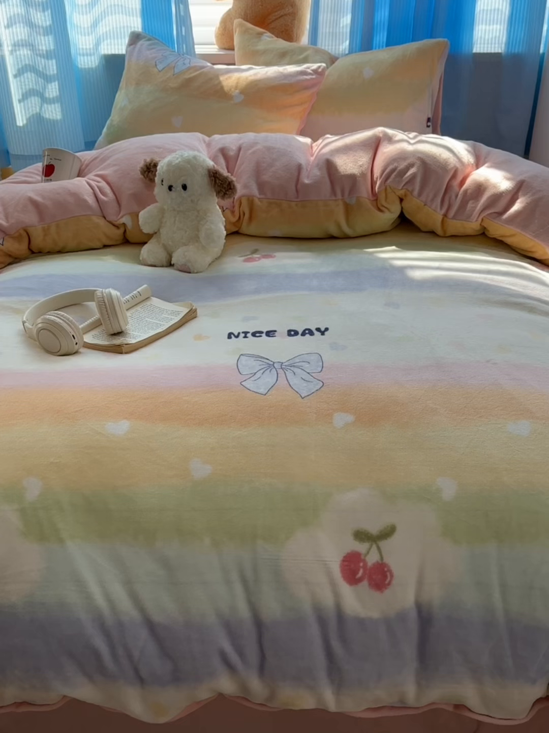 91家纺网 家纺一手货源 找家纺 繁花家居 2025新款200克牛奶绒小清新卡通复古风三件套四件套 彩虹草莓