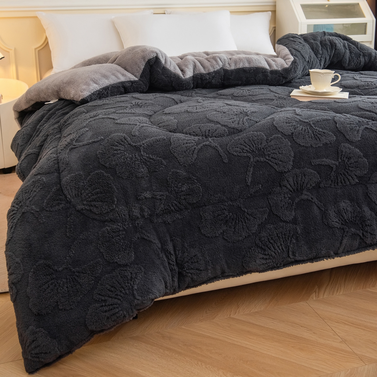 91家纺网 家纺一手货源 找家纺 畅销被业 2025新款塔芙绒羊羔绒提花冬被子被芯-小银杏叶系列 小银杏叶-深灰