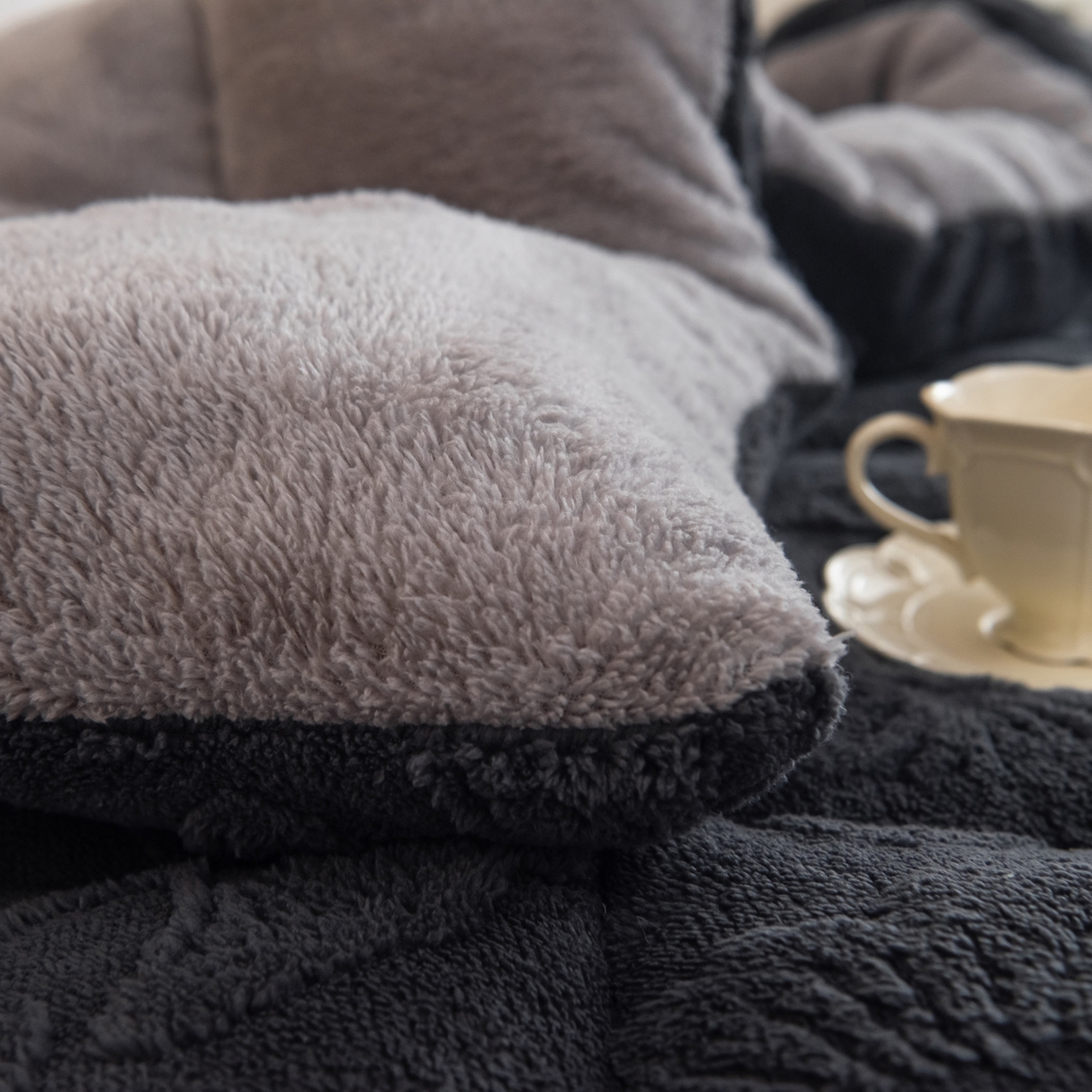 91家纺网 家纺一手货源 找家纺 畅销被业 2025新款塔芙绒羊羔绒提花冬被子被芯-小银杏叶系列 小银杏叶-深灰