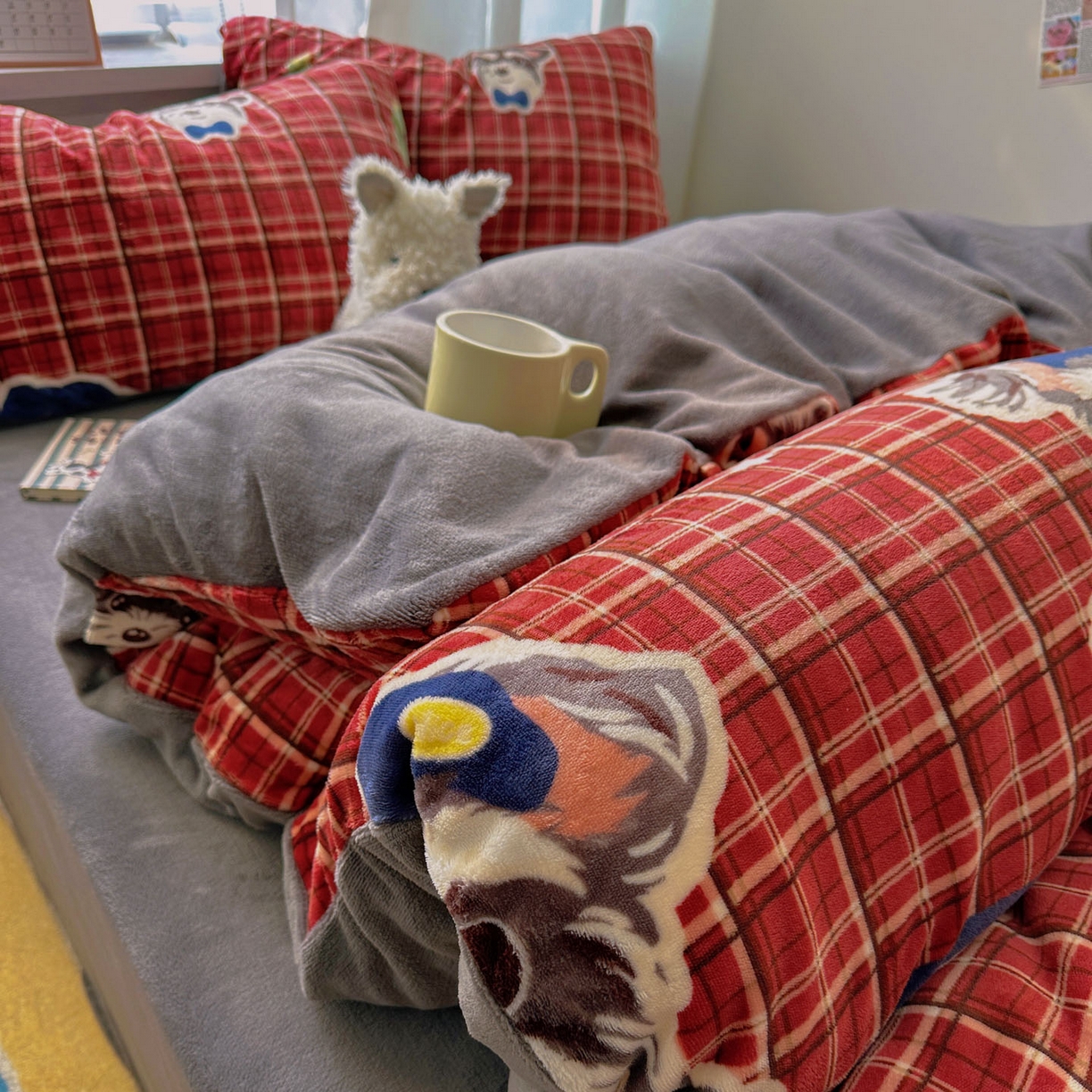 91家纺网 家纺一手货源 找家纺 繁花家居 2025新款200克牛奶绒小清新卡通复古风三件套四件套 红格西高地