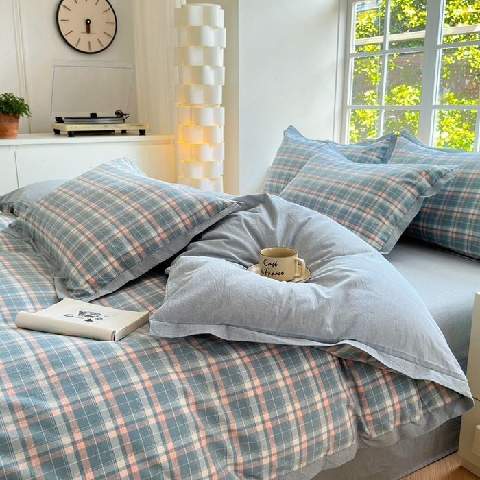 91家纺网 家纺一手货源 找家纺 宜家坊 2025新款A类全棉纯棉色织水洗棉宽边断角工艺四件套 可定制尺寸 小幸运-粉蓝