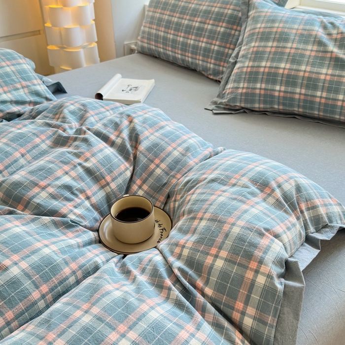 91家纺网 家纺一手货源 找家纺 宜家坊 2025新款A类全棉纯棉色织水洗棉宽边断角工艺四件套 可定制尺寸 小幸运-粉蓝