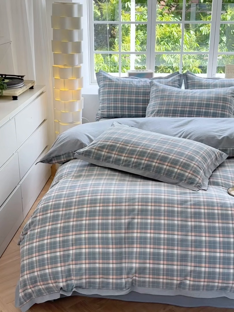 91家纺网 家纺一手货源 找家纺 宜家坊 2025新款A类全棉纯棉色织水洗棉宽边断角工艺四件套 可定制尺寸 小幸运-粉蓝