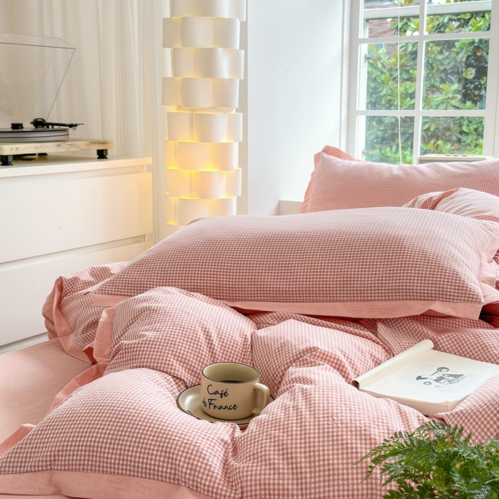 91家纺网 家纺一手货源 找家纺 宜家坊 2025新款A类全棉纯棉色织水洗棉宽边断角工艺四件套 可定制尺寸 爱的邂逅-粉