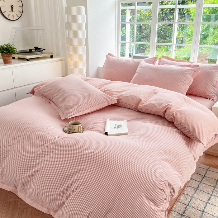 91家纺网 家纺一手货源 找家纺 宜家坊 2025新款A类全棉纯棉色织水洗棉宽边断角工艺四件套 可定制尺寸 爱的邂逅-粉