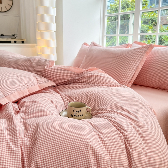 91家纺网 家纺一手货源 找家纺 宜家坊 2025新款A类全棉纯棉色织水洗棉宽边断角工艺四件套 可定制尺寸 爱的邂逅-粉