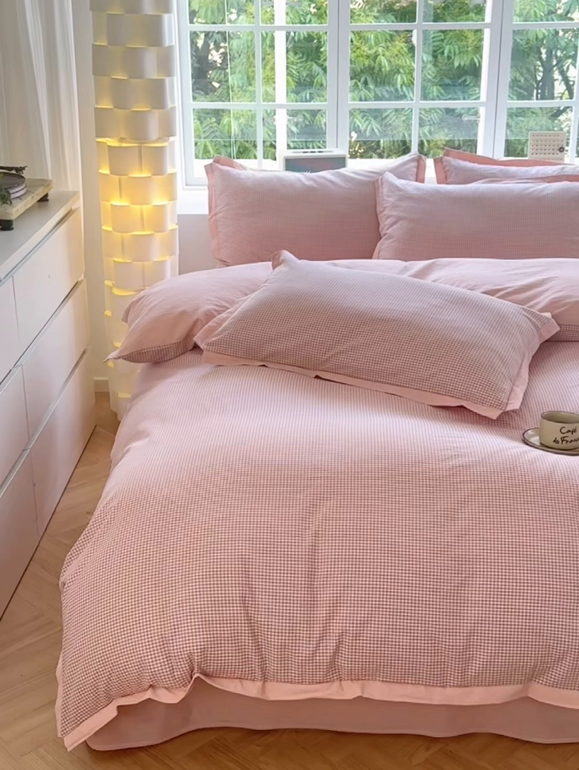 91家纺网 家纺一手货源 找家纺 宜家坊 2025新款A类全棉纯棉色织水洗棉宽边断角工艺四件套 可定制尺寸 爱的邂逅-粉