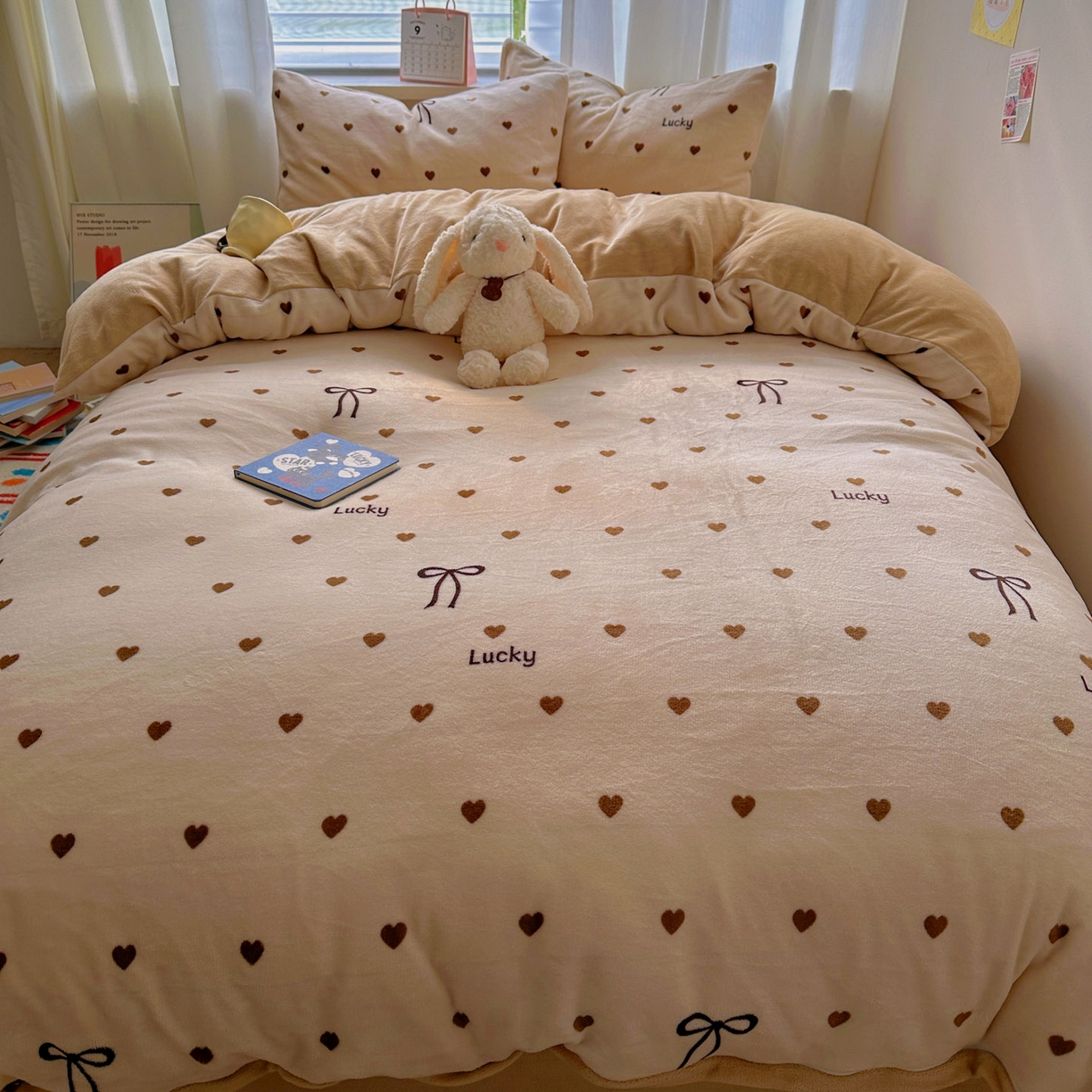 91家纺网 家纺一手货源 找家纺 繁花家居 2025新款200克牛奶绒小清新卡通复古风三件套四件套 爱心蝴蝶结