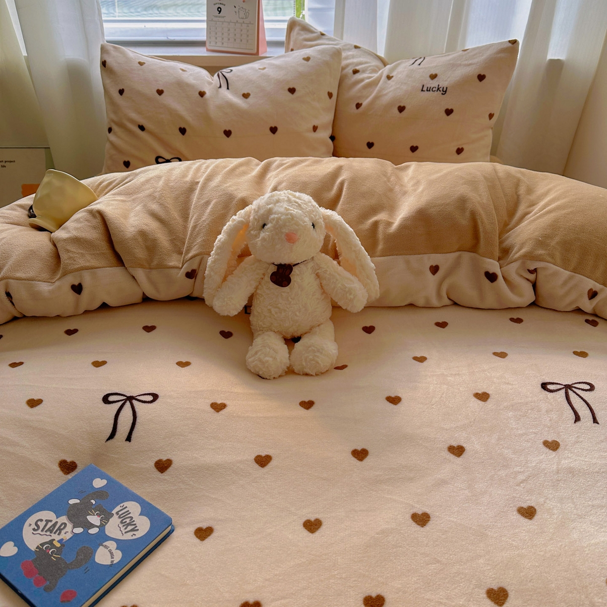 91家纺网 家纺一手货源 找家纺 繁花家居 2025新款200克牛奶绒小清新卡通复古风三件套四件套 爱心蝴蝶结