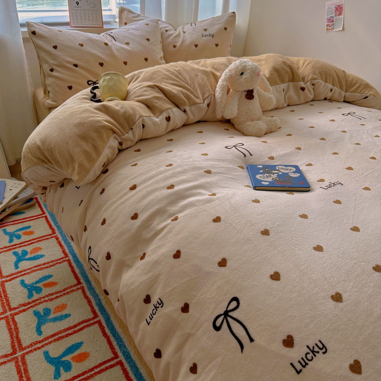 91家纺网 家纺一手货源 找家纺 繁花家居 2025新款200克牛奶绒小清新卡通复古风三件套四件套 爱心蝴蝶结