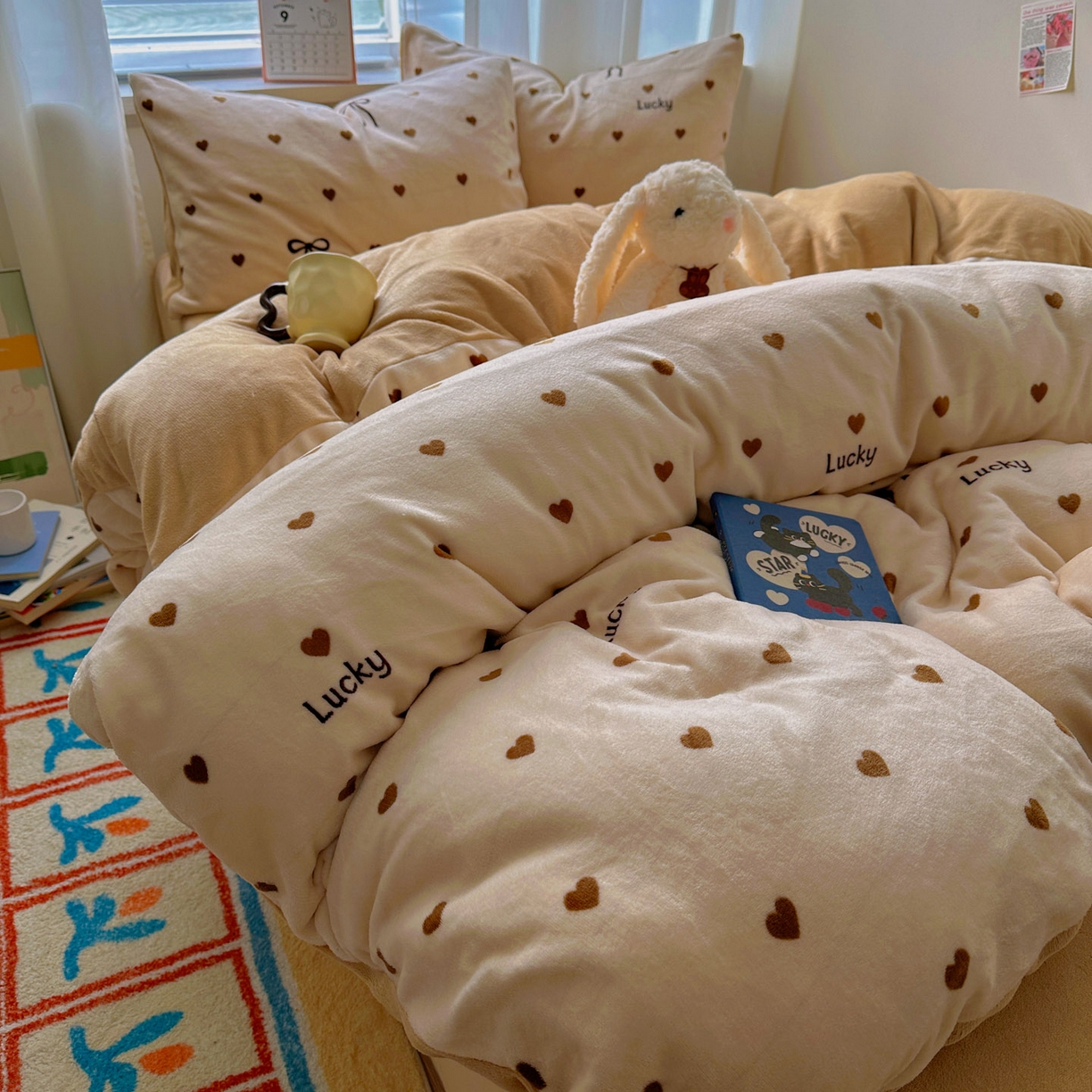 91家纺网 家纺一手货源 找家纺 繁花家居 2025新款200克牛奶绒小清新卡通复古风三件套四件套 爱心蝴蝶结