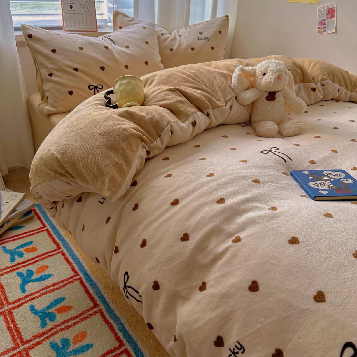 91家纺网 家纺一手货源 找家纺 繁花家居 2025新款200克牛奶绒小清新卡通复古风三件套四件套 爱心蝴蝶结