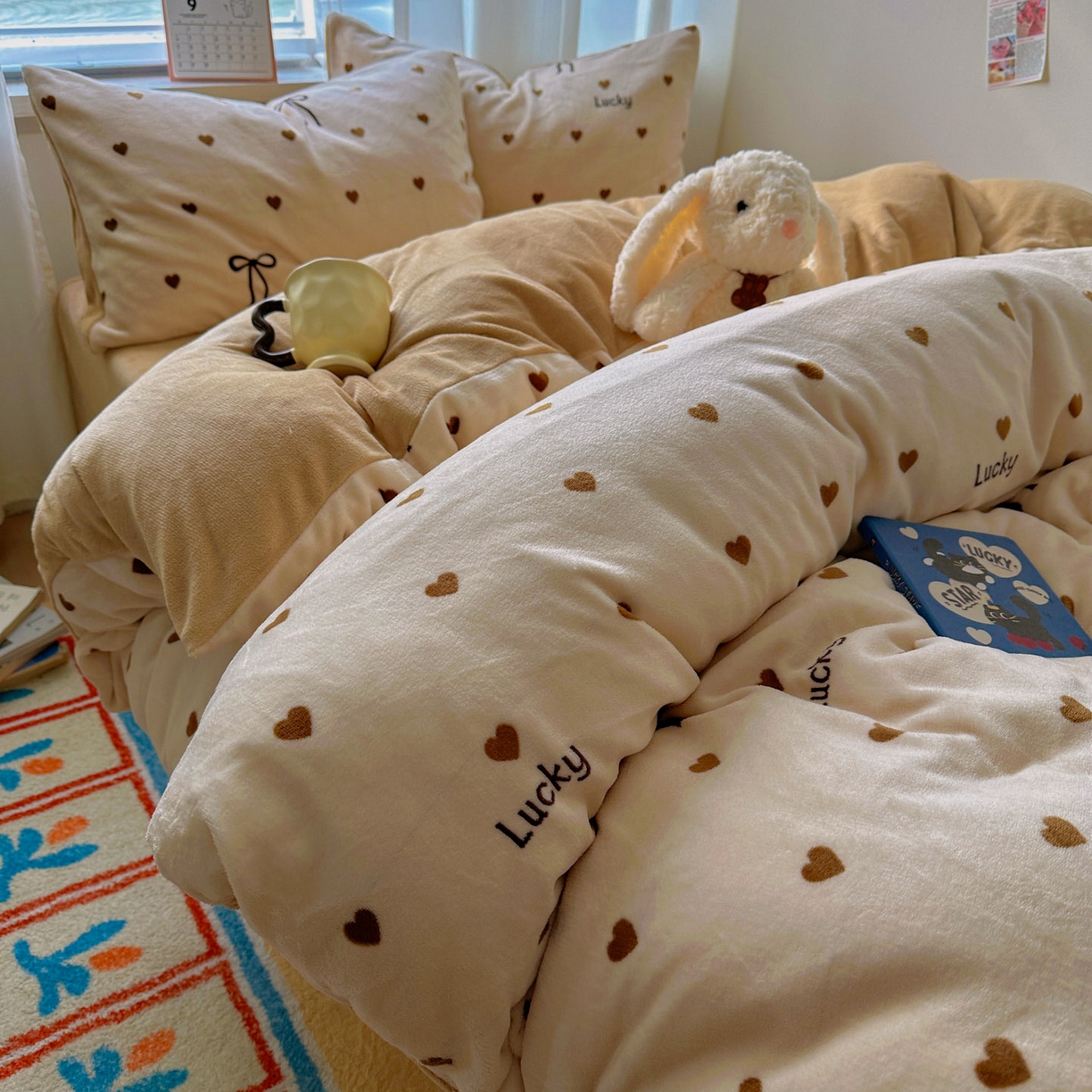 91家纺网 家纺一手货源 找家纺 繁花家居 2025新款200克牛奶绒小清新卡通复古风三件套四件套 爱心蝴蝶结