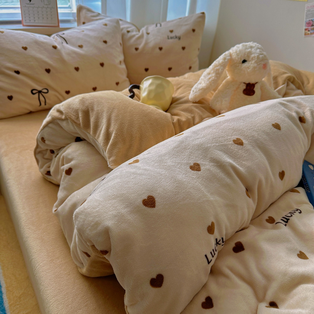 91家纺网 家纺一手货源 找家纺 繁花家居 2025新款200克牛奶绒小清新卡通复古风三件套四件套 爱心蝴蝶结