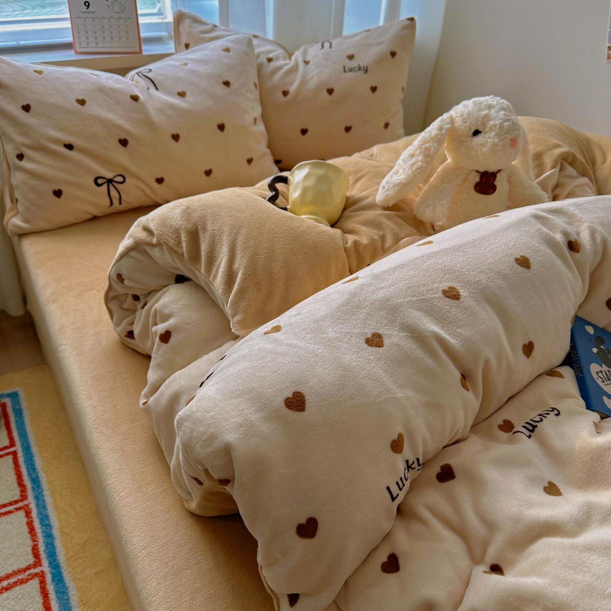 91家纺网 家纺一手货源 找家纺 繁花家居 2025新款200克牛奶绒小清新卡通复古风三件套四件套 爱心蝴蝶结