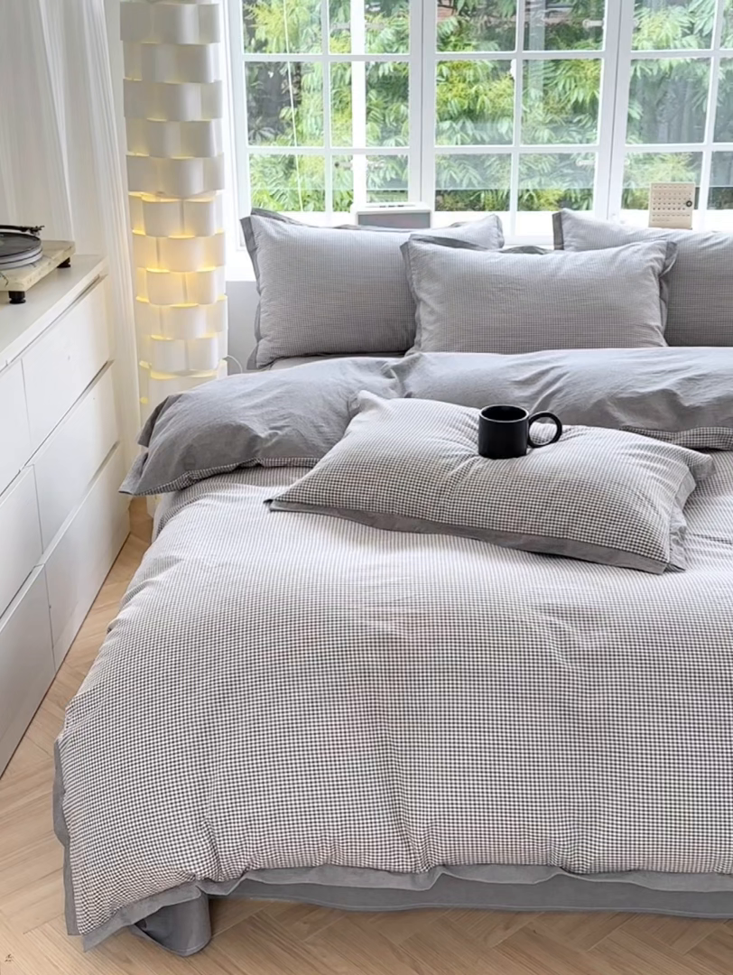 91家纺网 家纺一手货源 找家纺 宜家坊 2025新款A类全棉纯棉色织水洗棉宽边断角工艺四件套 可定制尺寸 爱的邂逅-灰