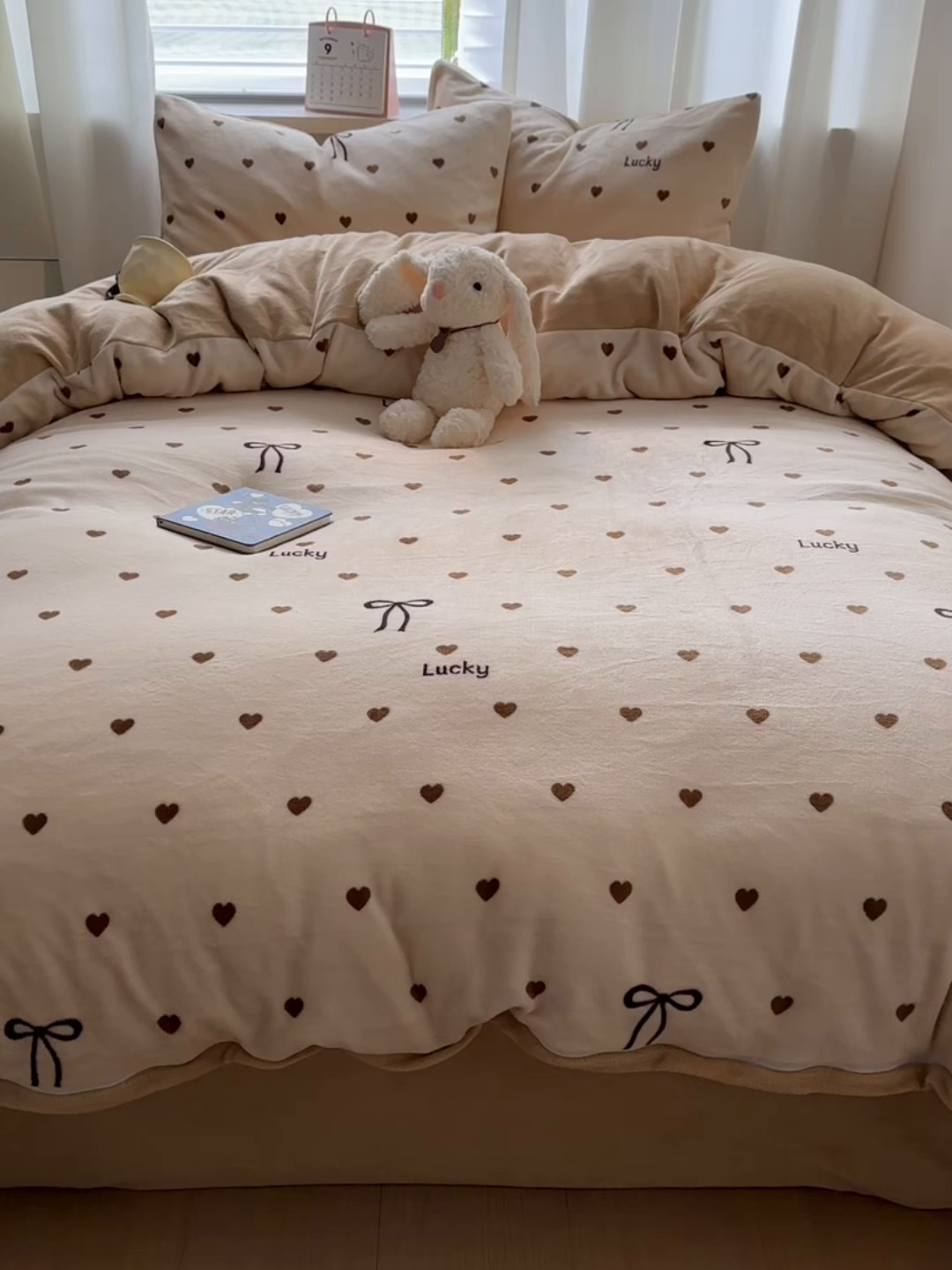 91家纺网 家纺一手货源 找家纺 繁花家居 2025新款200克牛奶绒小清新卡通复古风三件套四件套 爱心蝴蝶结