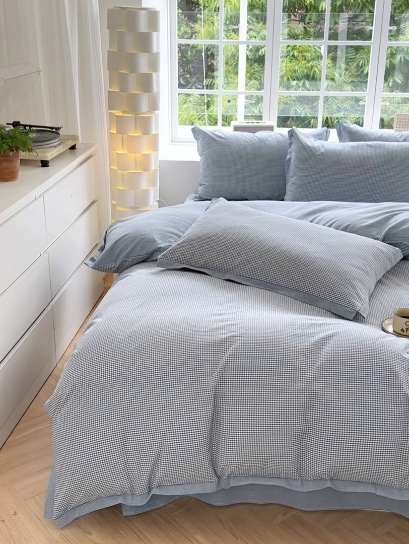 91家纺网 家纺一手货源 找家纺 宜家坊 2025新款A类全棉纯棉色织水洗棉宽边断角工艺四件套 可定制尺寸 爱的邂逅-蓝