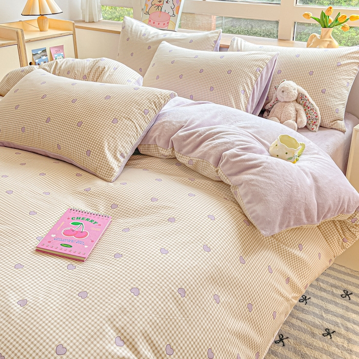 91家纺网 家纺一手货源 找家纺 麦伦家居 2025秋冬新款多功能床品全棉+牛奶绒印花四件套 爱的小屋