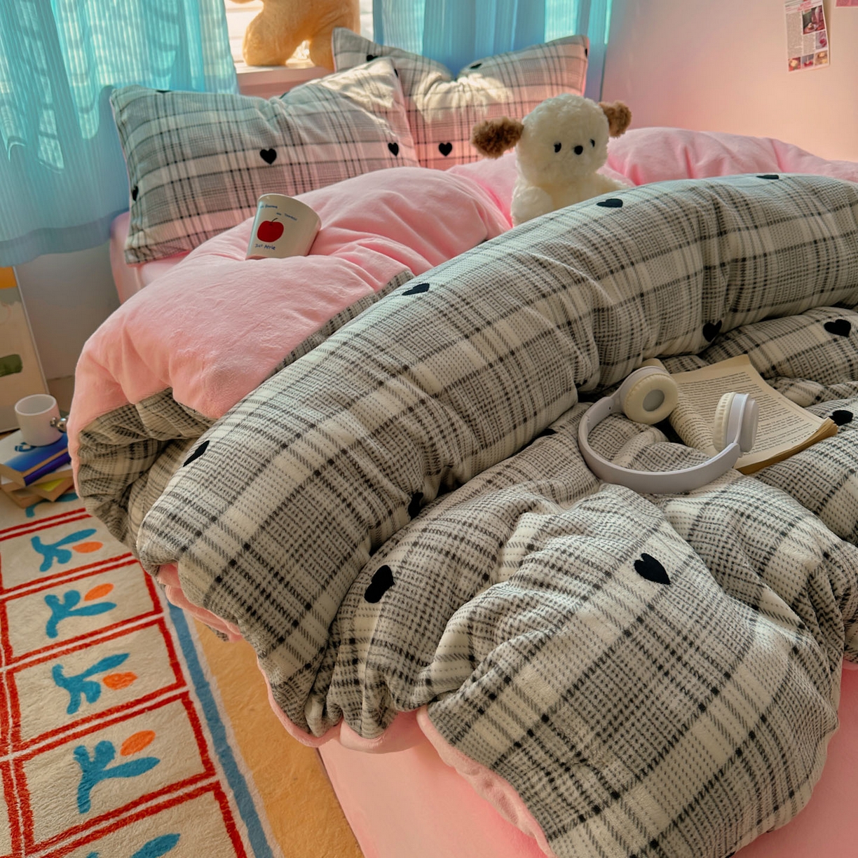 91家纺网 家纺一手货源 找家纺 繁花家居 2025新款200克牛奶绒小清新卡通复古风三件套四件套 罗马假日