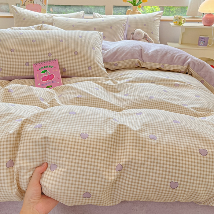 91家纺网 家纺一手货源 找家纺 麦伦家居 2025秋冬新款多功能床品全棉+牛奶绒印花四件套 爱的小屋