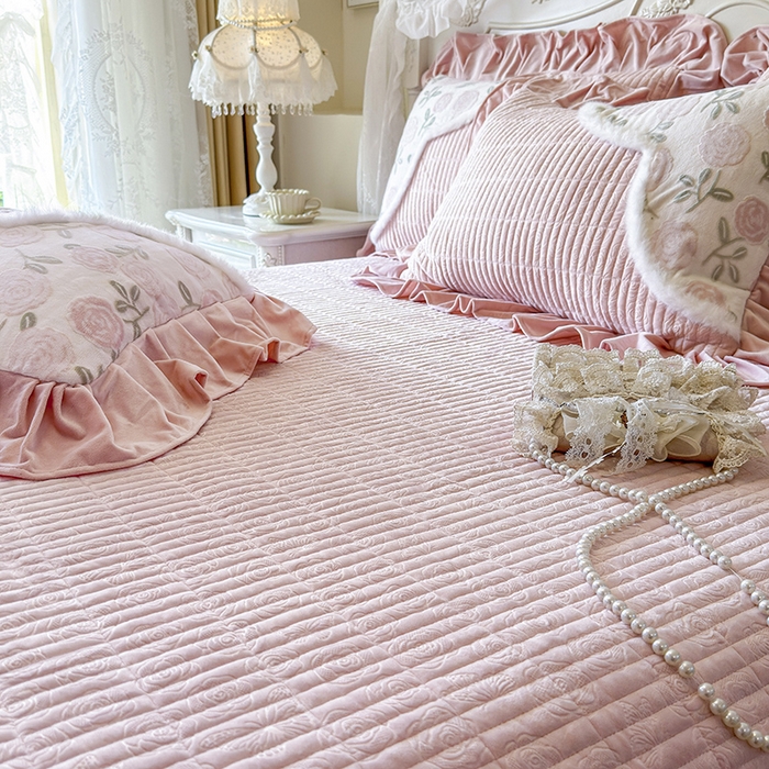 91家纺网 家纺一手货源 找家纺 （总）宜凡家纺 2025新款婴儿绒压花撞色双拼夹棉床盖四件套