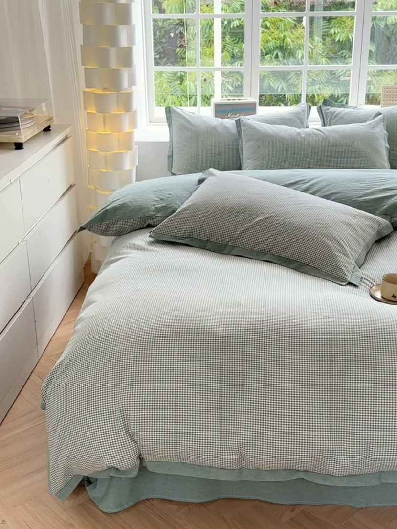 91家纺网 家纺一手货源 找家纺 宜家坊 2025新款A类全棉纯棉色织水洗棉宽边断角工艺四件套 可定制尺寸 爱的邂逅-绿