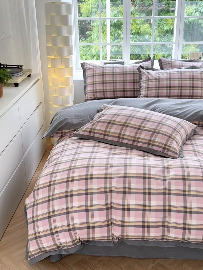 91家纺网 家纺一手货源 找家纺 宜家坊 2025新款A类全棉纯棉色织水洗棉宽边断角工艺四件套 可定制尺寸 幸福恋曲-粉