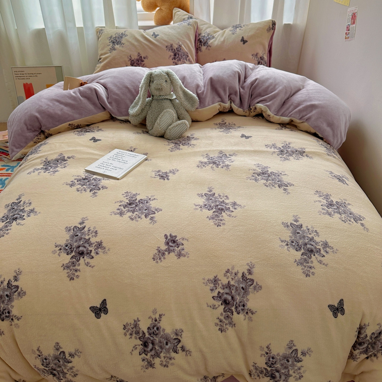 91家纺网 家纺一手货源 找家纺 繁花家居 2025新款200克牛奶绒小清新卡通复古风三件套四件套 墨染