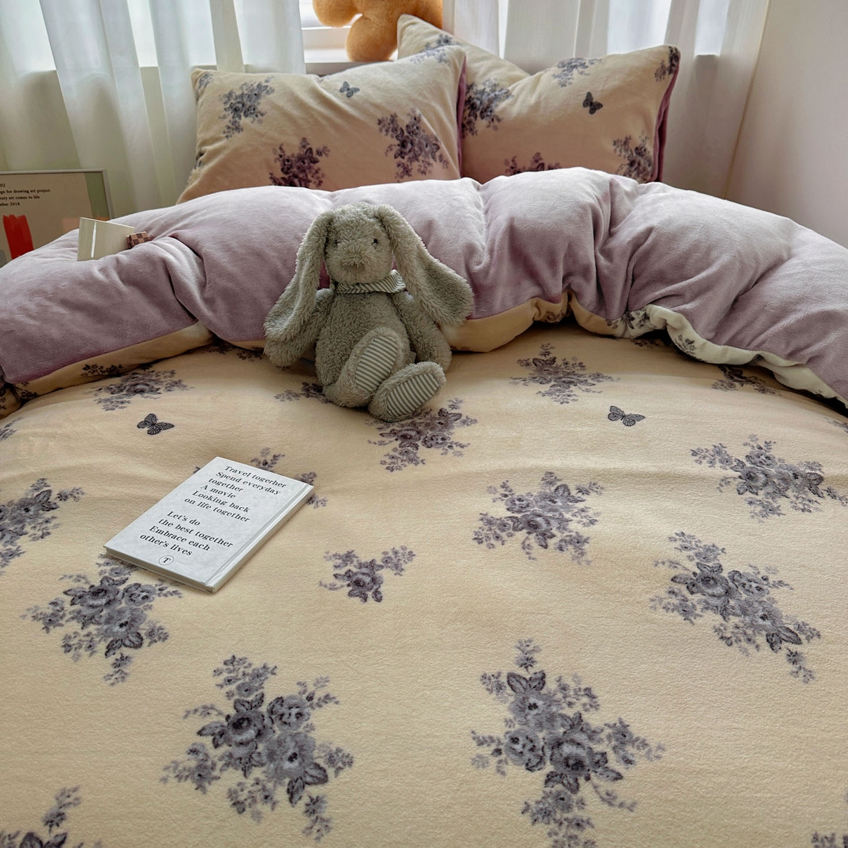 91家纺网 家纺一手货源 找家纺 繁花家居 2025新款200克牛奶绒小清新卡通复古风三件套四件套 墨染