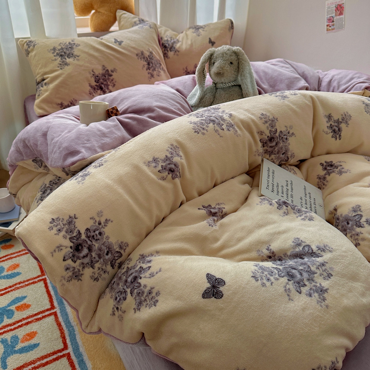 91家纺网 家纺一手货源 找家纺 繁花家居 2025新款200克牛奶绒小清新卡通复古风三件套四件套 墨染