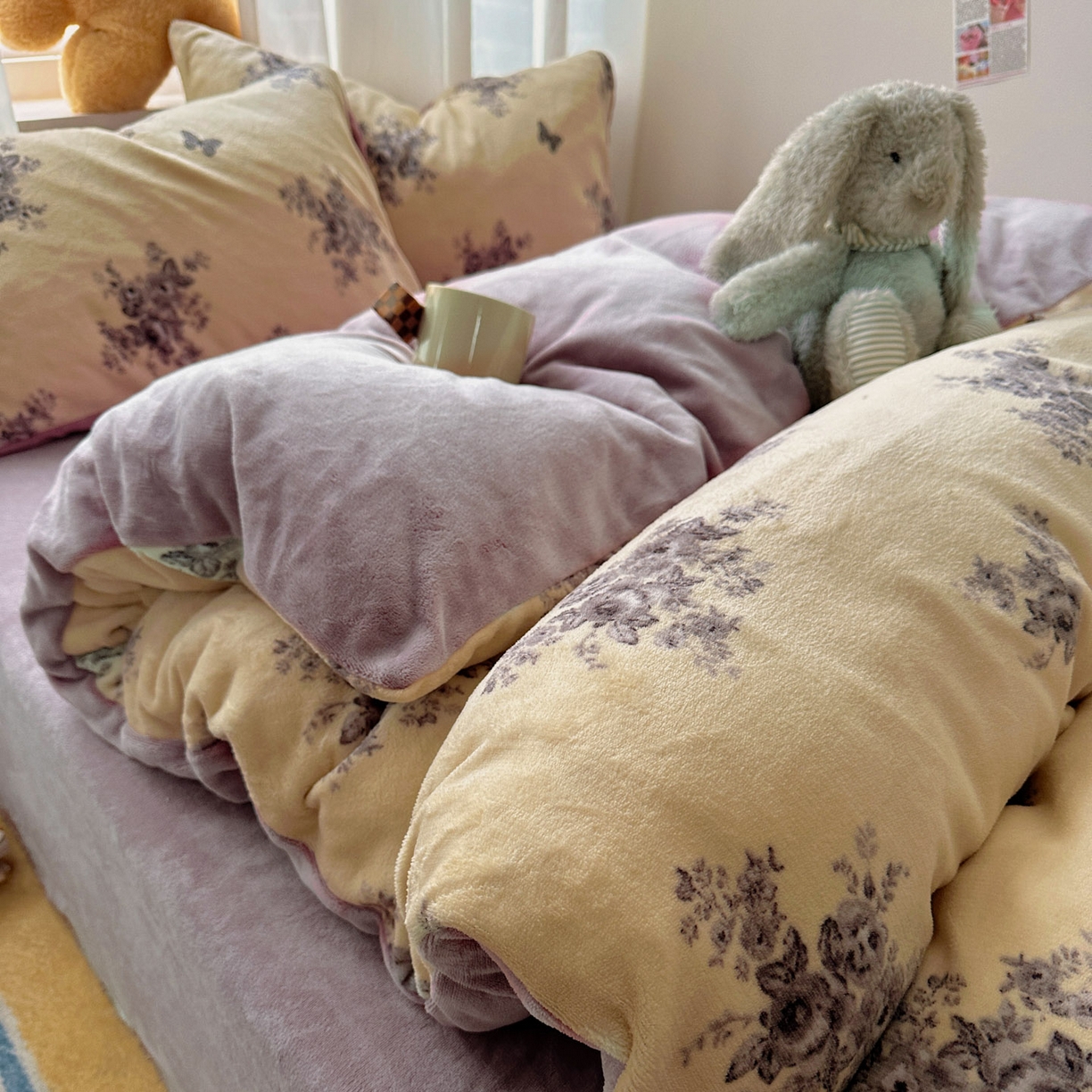 91家纺网 家纺一手货源 找家纺 繁花家居 2025新款200克牛奶绒小清新卡通复古风三件套四件套 墨染